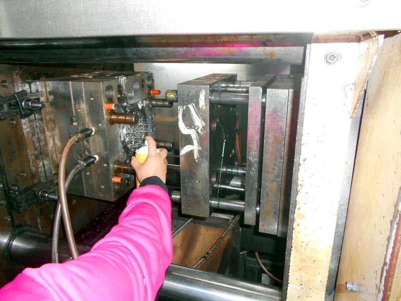 021-脱模困难，使用脱模剂手工脱模